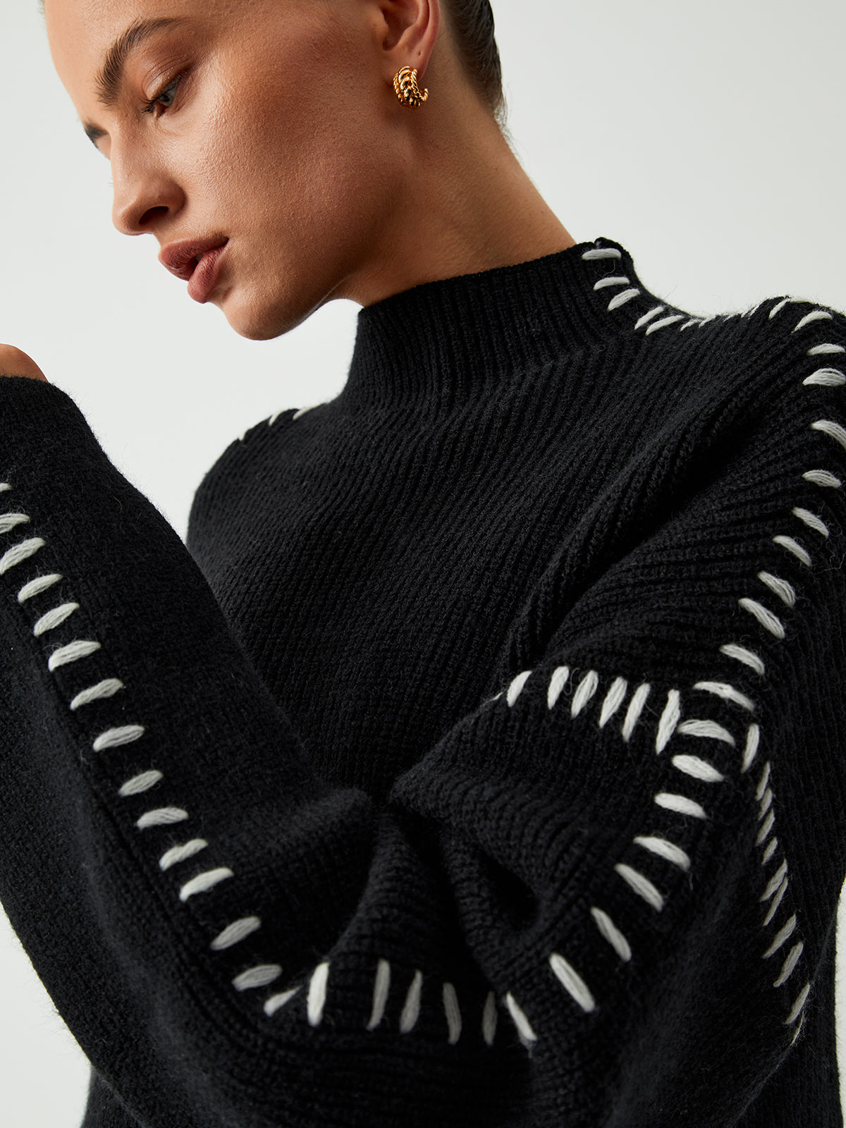 Oversized Mock Neck Sweater with Contrast Whipstitching – Cozy Rib-Knit Fabric for Effortless Layering 4