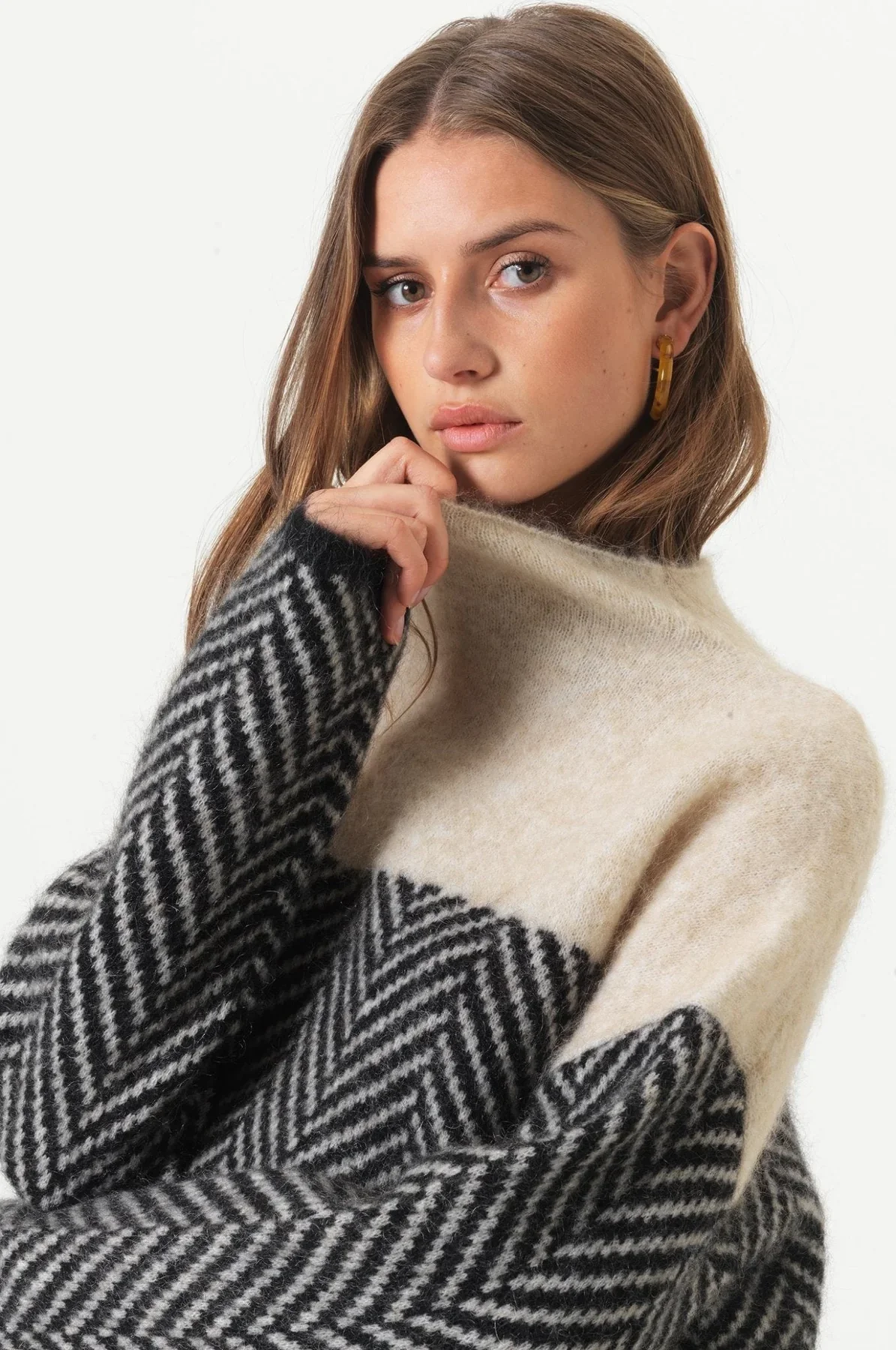 Two-Tone Chevron Turtleneck Sweater for Women – Soft Knit, Relaxed Fit, Funnel Neck, Cozy Winter Layering 2
